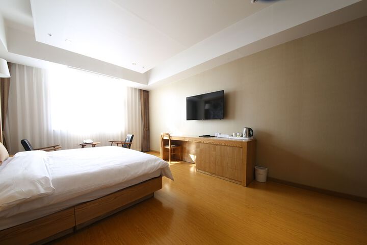 Room 9 of 34