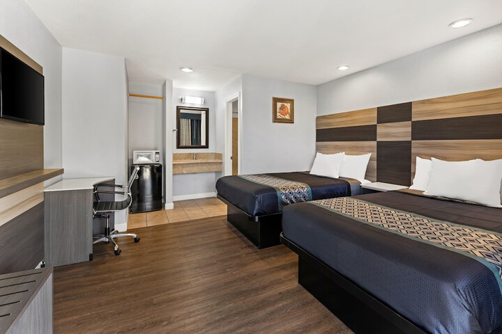 2 Double Beds (7 of 13)
