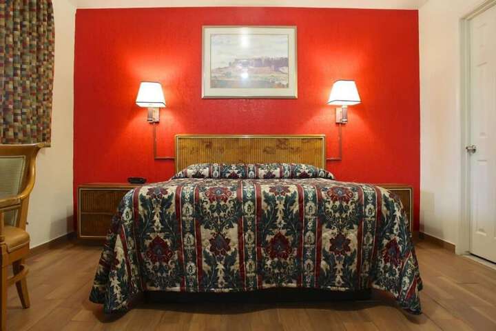 Room 2 of 33