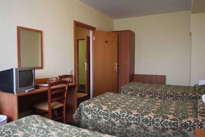 Room 13 of 33
