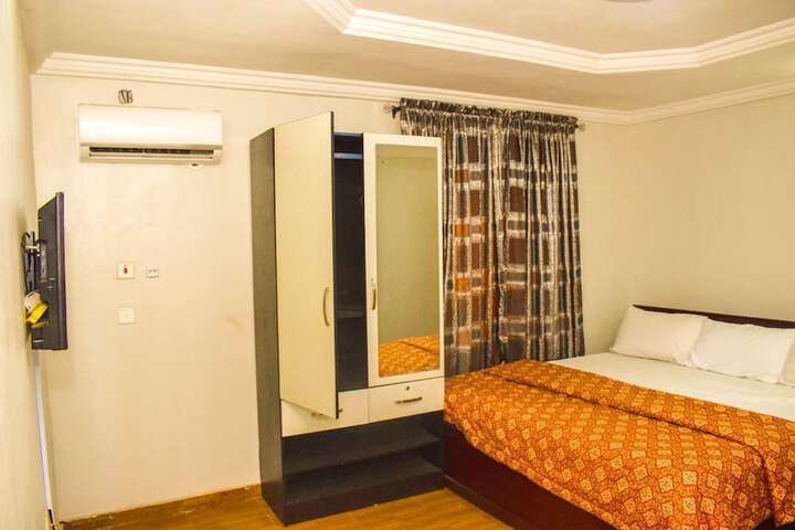 Room 9 of 18