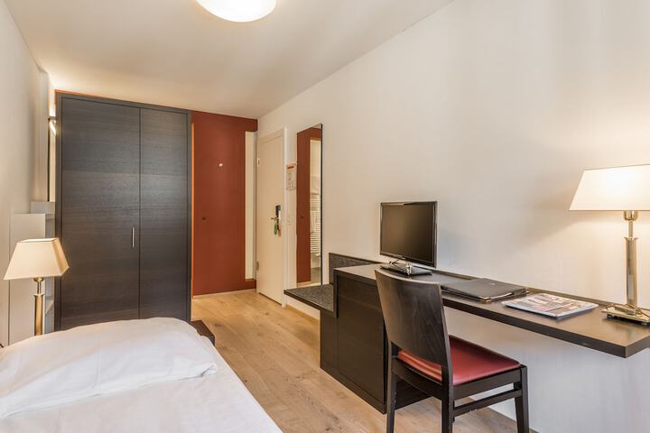 Room 22 of 103