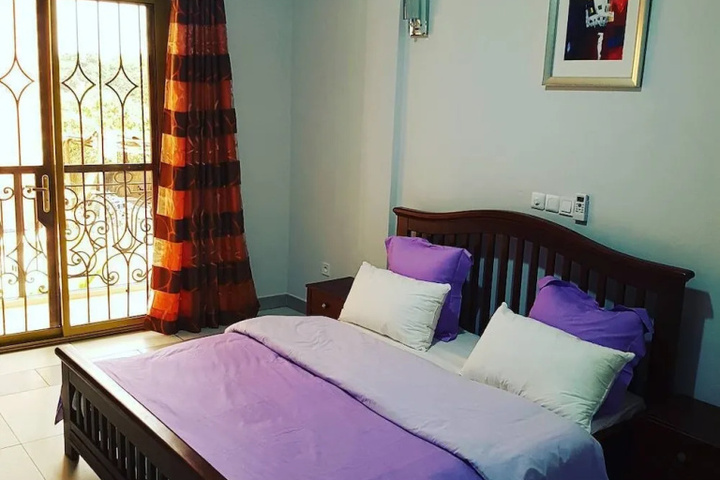 Room 6 of 12
