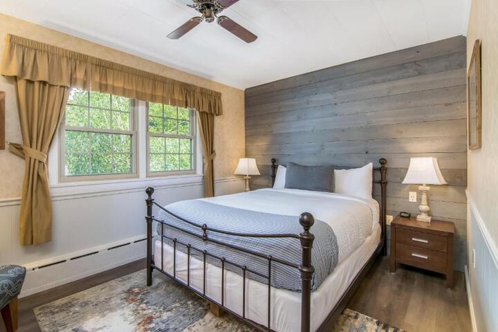2 Queen Beds (23 of 32)