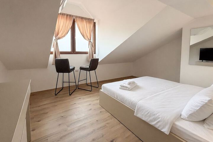 Room 19 of 38
