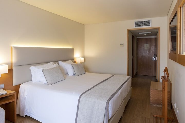 Room 52 of 169