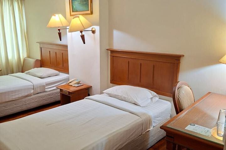 Room 4 of 20