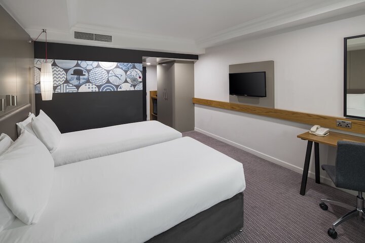 Room 9 of 103