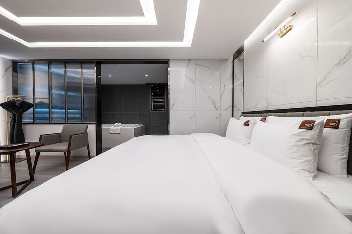 Room 22 of 48
