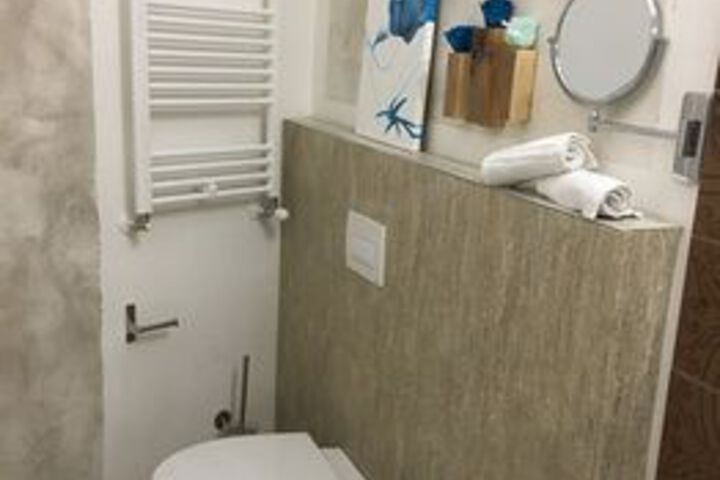 Room 2 of 27