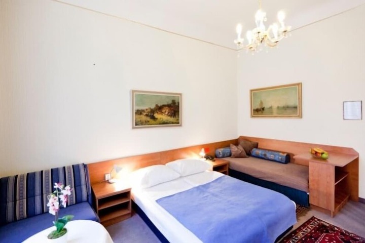 Room 15 of 33