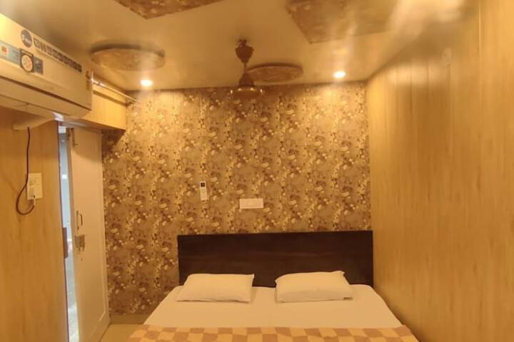 Room 6 of 15