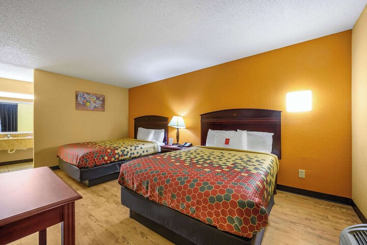 1 Queen Bed (6 of 10)