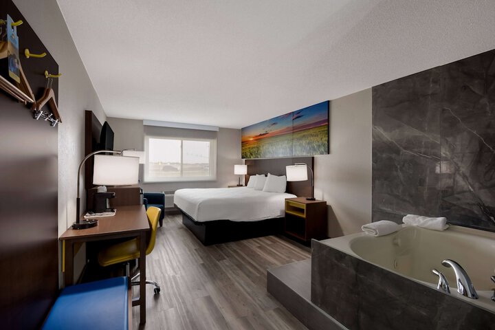 1 King Bed (3 of 6)