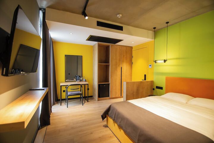 Room 2 of 32