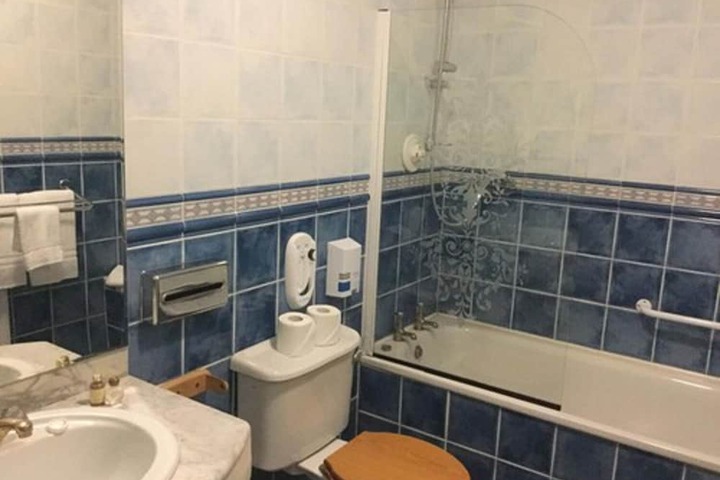 Room 12 of 28