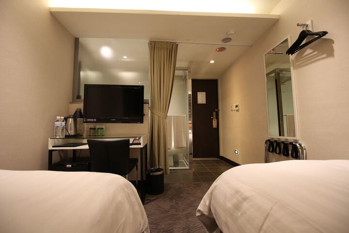 Room 17 of 65