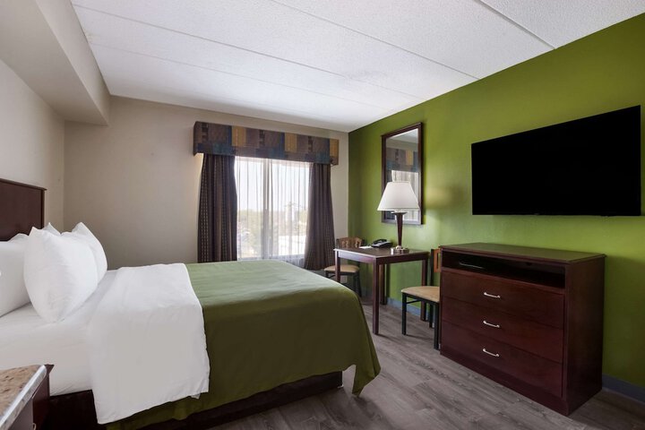2 Queen Beds (7 of 12)