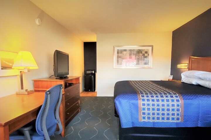 1 King Bed Accessible (3 of 5)