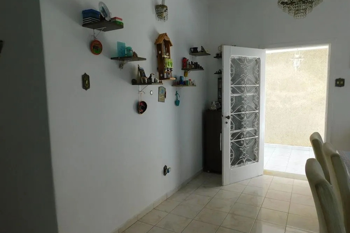Room 9 of 14