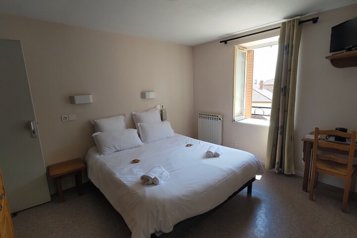 Room 5 of 12