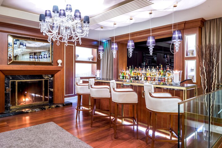 Lounge 31 of 39