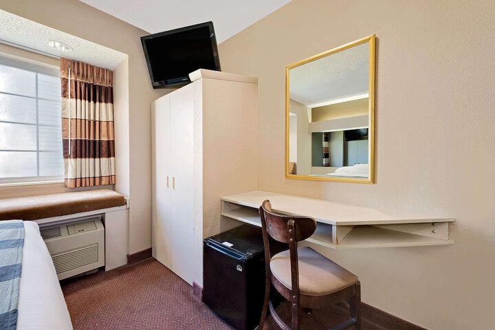 1 Queen Bed (7 of 22)