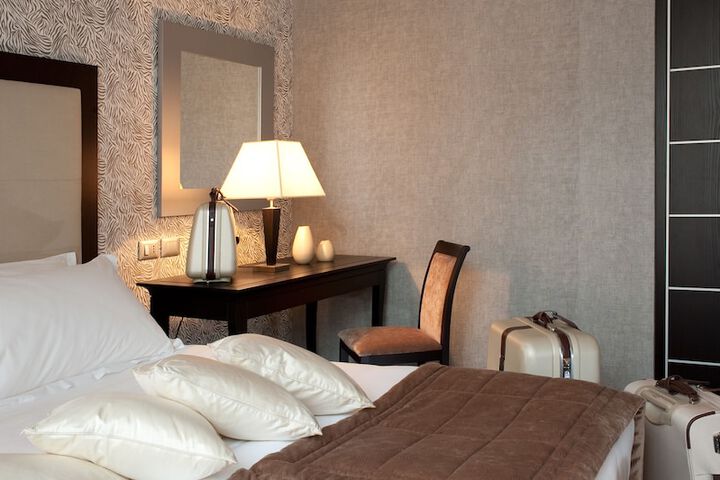 Room 33 of 77