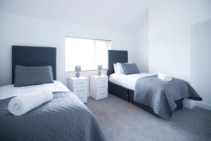 Room 4 of 25