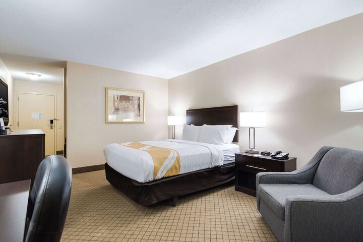 1 Queen Bed Accessible (8 of 15)