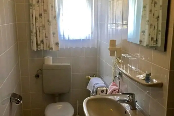 Room 9 of 19