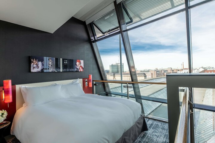 Room 43 of 215