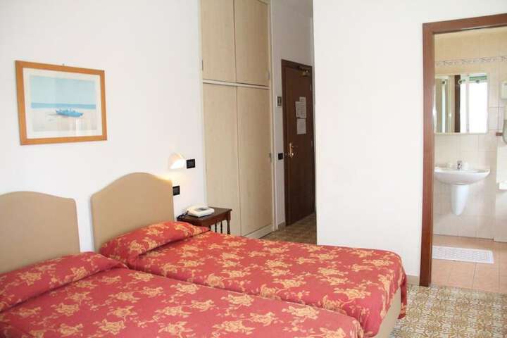 Room 16 of 37