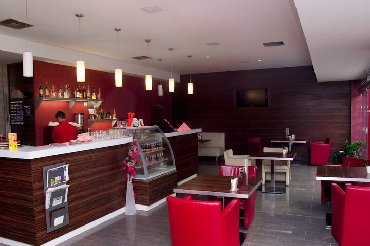 Lounge 52 of 57