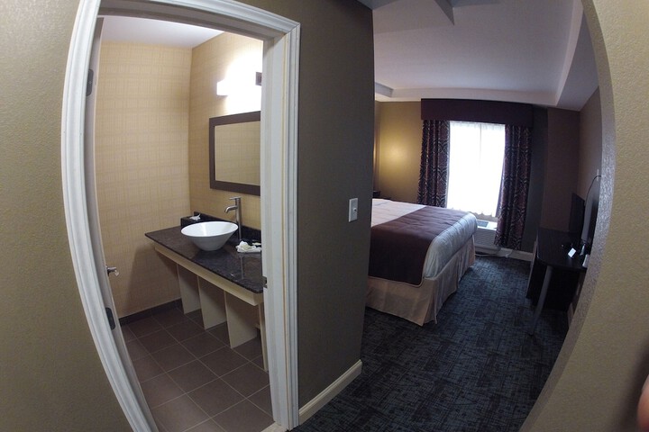 Deluxe King Bed (3 of 7)