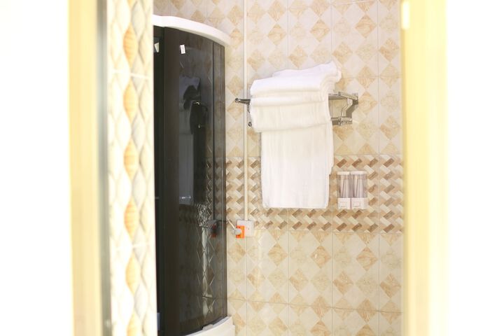 Room 17 of 28
