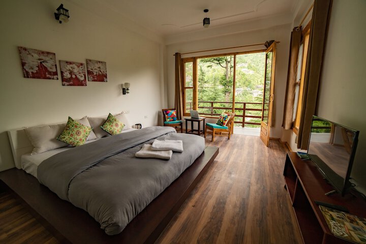 Room 10 of 80