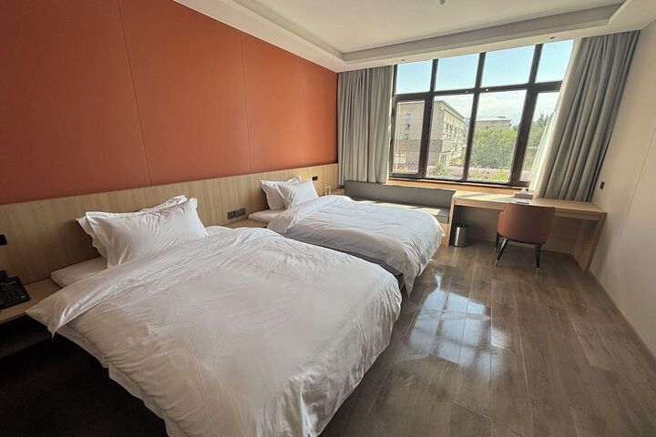 Room 8 of 28