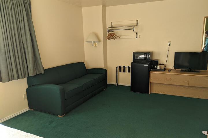 Lounge 52 of 83