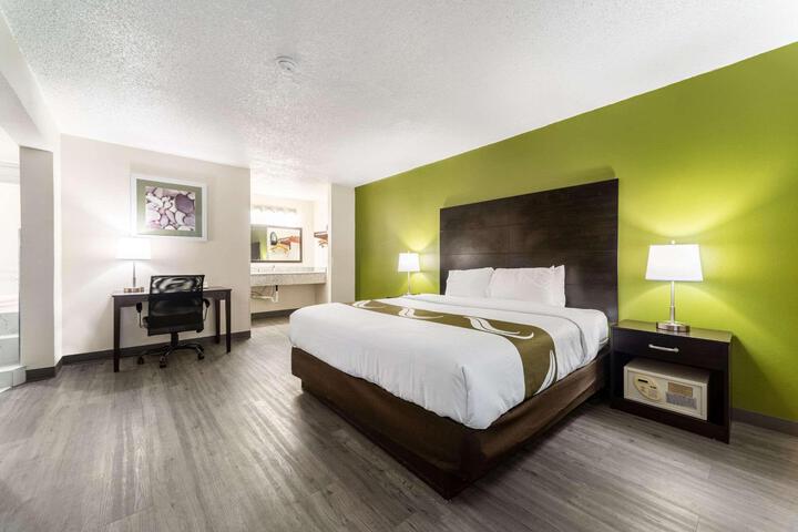 1 King Bed (4 of 23)