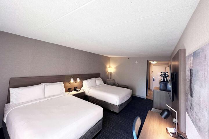 2 Queen Beds (2 of 9)