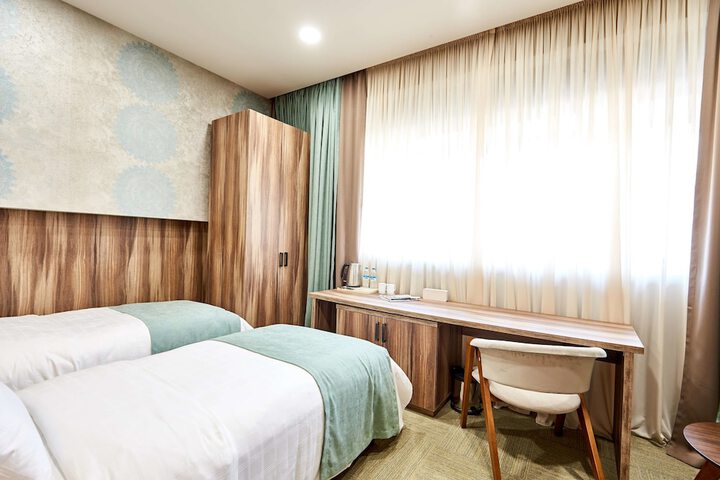 Room 4 of 40