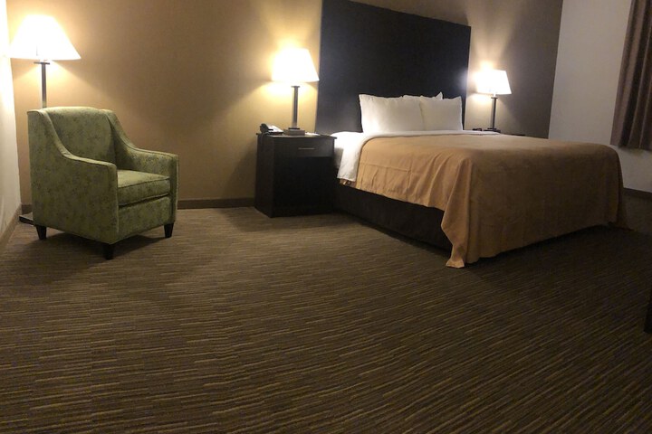 1 King Bed (4 of 8)