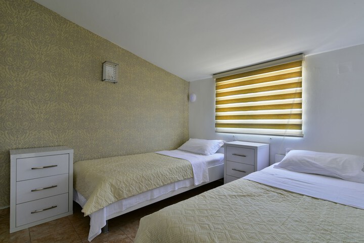 Room 13 of 80