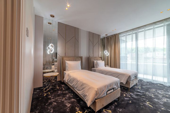 Room 8 of 37