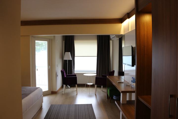 Room 9 of 16