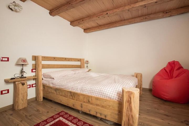 Room 3 of 37