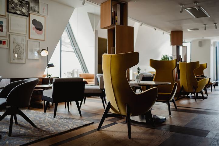 Lounge 63 of 68