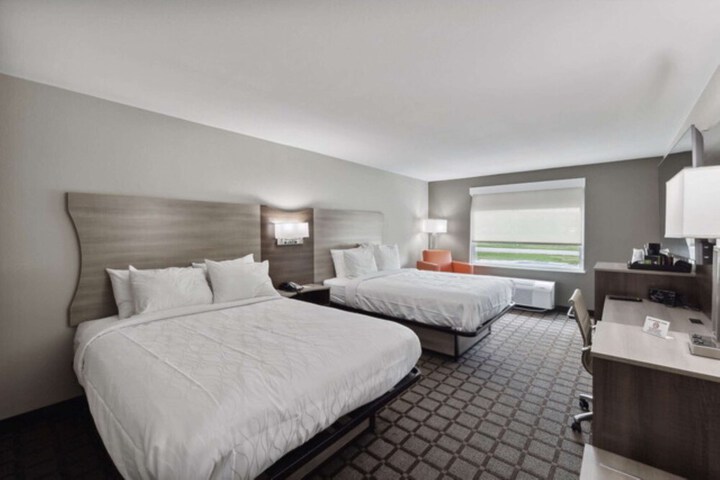 2 Queen Beds (2 of 4)