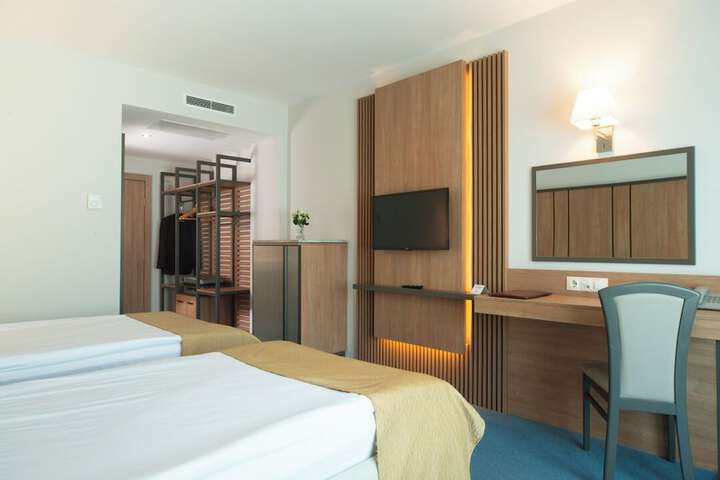 Room 19 of 37